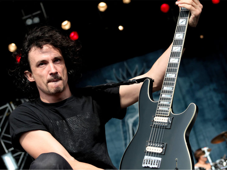 Joe Duplantier de Gojira tocando la guitarra en un concierto