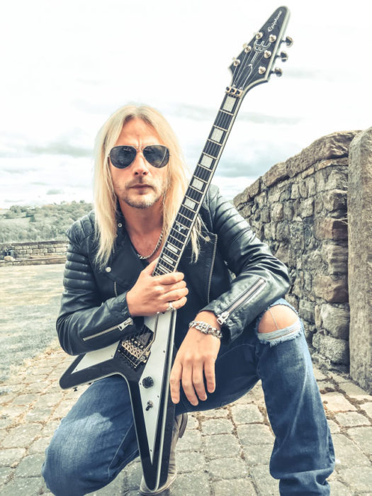 Richie Faulkner de Judas Priest posando para una foto