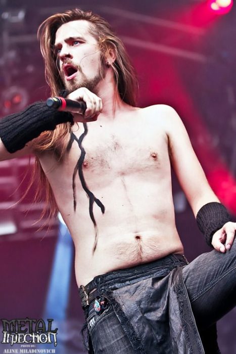 Mathias Lillmåns de Finntroll en un concierto de metal