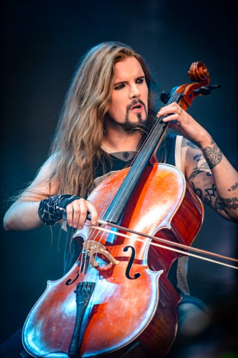Perttu Kivilaakso de Apocalyptica tocando el violonchelo