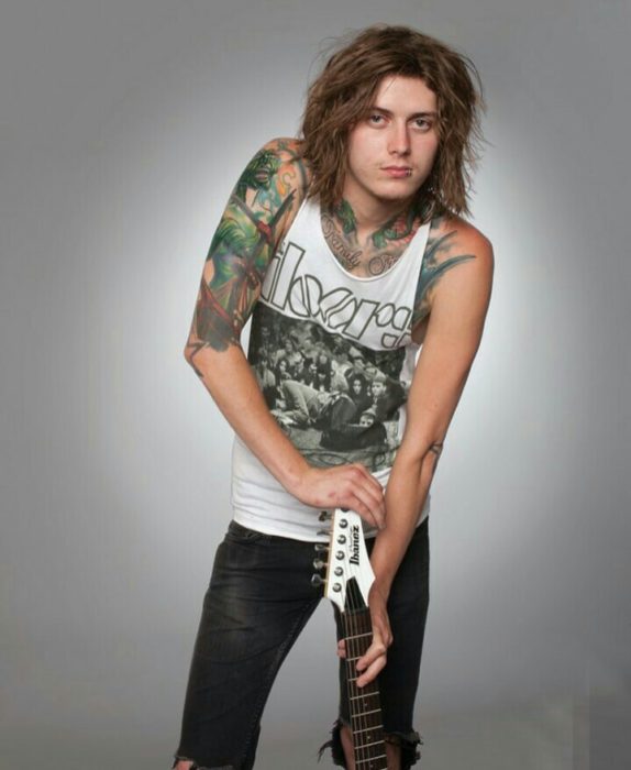 Ben Bruce de Asking Alexandia posando con una guitarra para una foto 