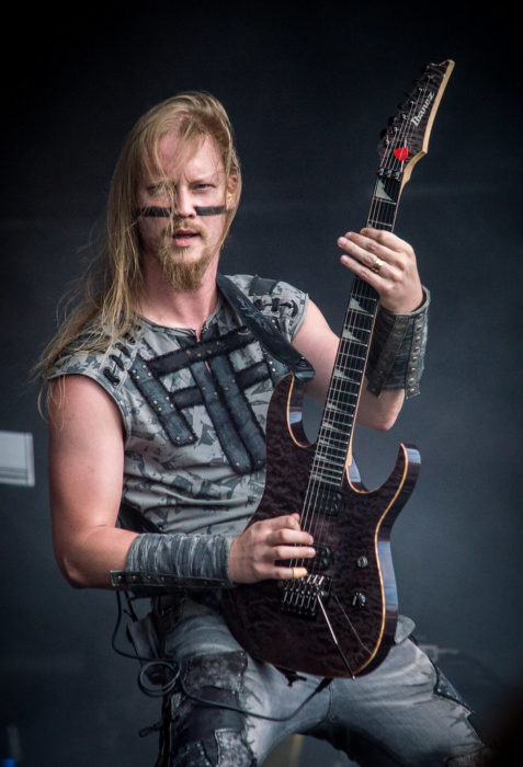 Petri Lindroos de Ensiferium tocando en un concierto 