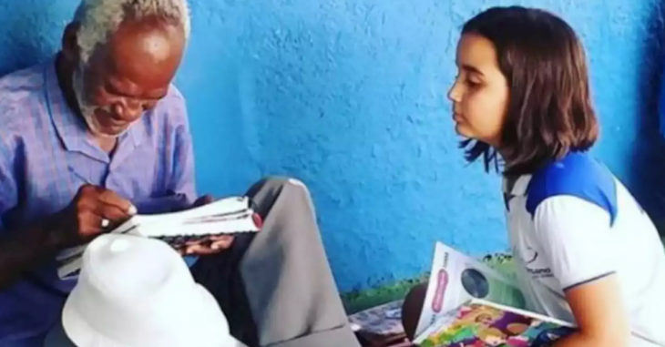 Niña enseña a leer y escribir a un vendedor de helados de 68 años