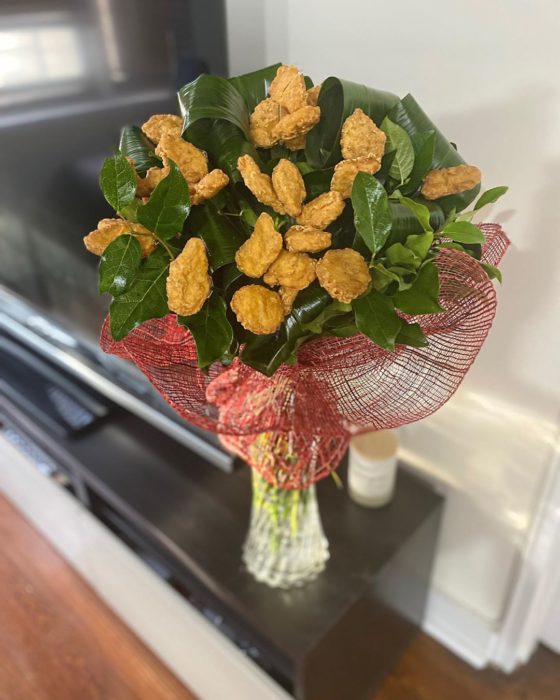 Ramo de nuggets cubierto con un papel de colores 