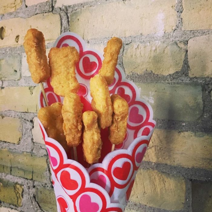 Ramo de nuggets cubierto con un papel de colores 