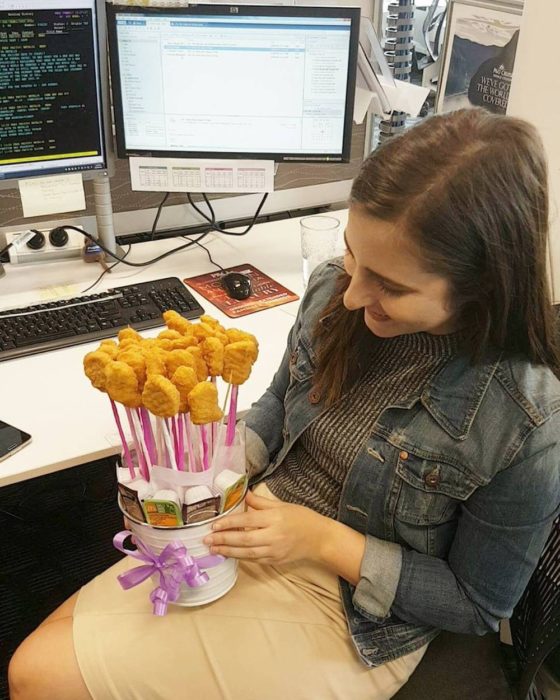 Chica sosteniendo un ramo hecho con nuggets 