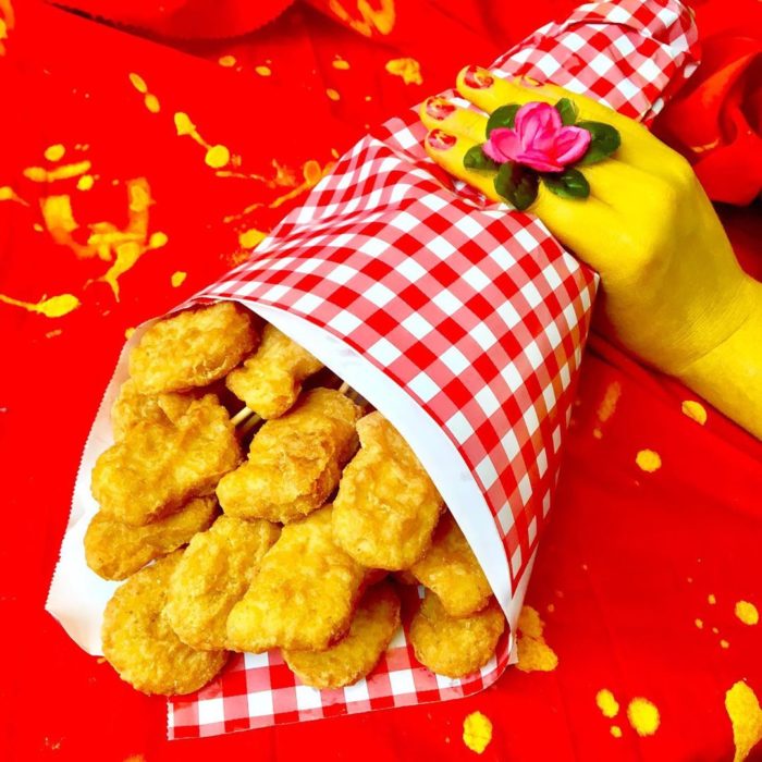 Ramo de nuggets cubierto con un papel de colores 