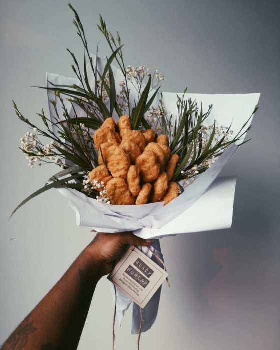 Ramo de nuggets cubierto con un papel de colores 