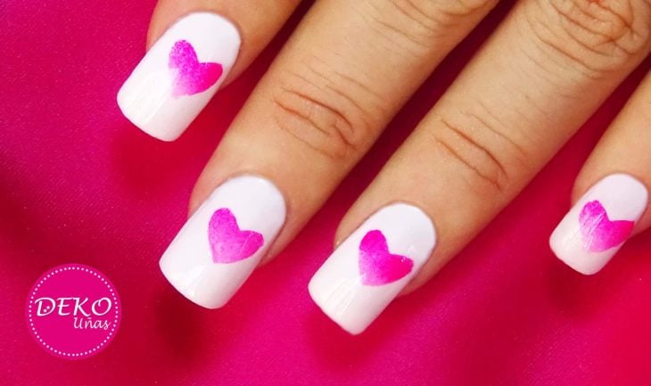 Diseños de uñas en color rosa y rojo para festejar san valentín 