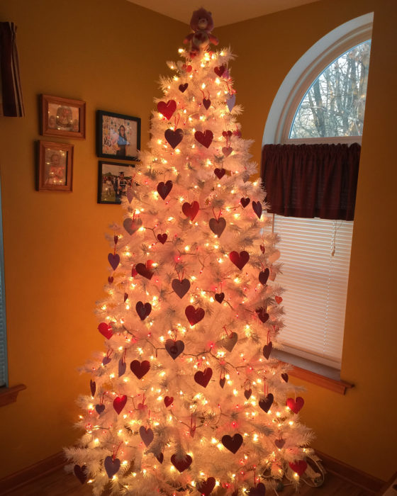 árbol de navidad decorado con guirnaldas rojas para festejar San Valentín 