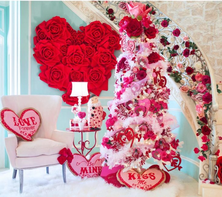 árbol de navidad decorado con guirnaldas rojas para festejar San Valentín 