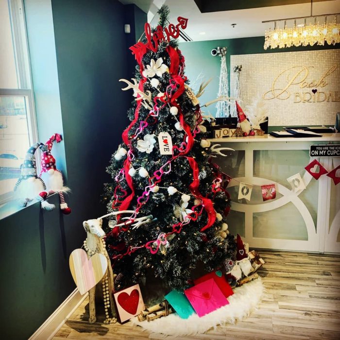 árbol de navidad decorado con guirnaldas rojas para festejar San Valentín 