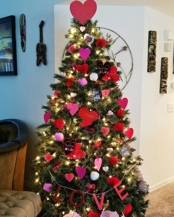 árbol de navidad decorado con guirnaldas rojas para festejar San Valentín 