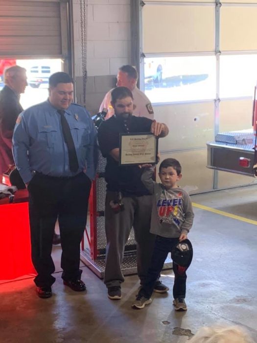 Noah recibiendo su reconocimiento y premio por su valiente hazaña