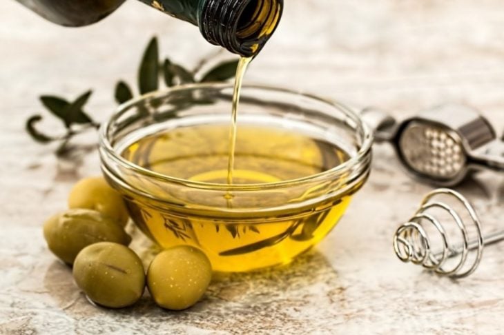 Aceite de oliva en recipiente
