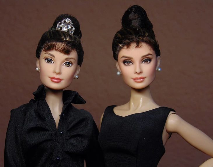 Muñeca tipo Barbie repintada para dar mayor parecido a Audrey Hepburn