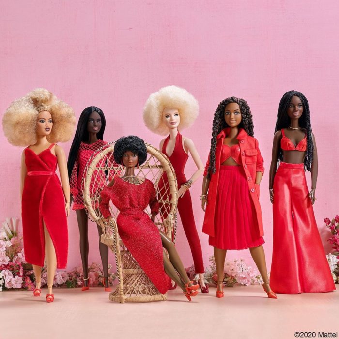 Colección de barbies vestidas con vestuarios rojos