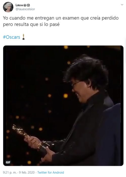 Captur de Twitter de Bong Joon-ho admirando su Oscar