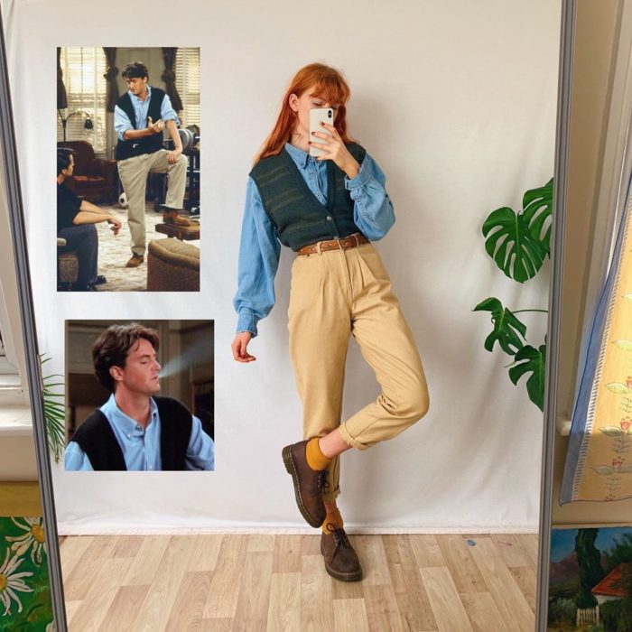 Outfit inspirado en Chandler de Friends usando chaleco verde, camisa de mezclilla y pantalón camel