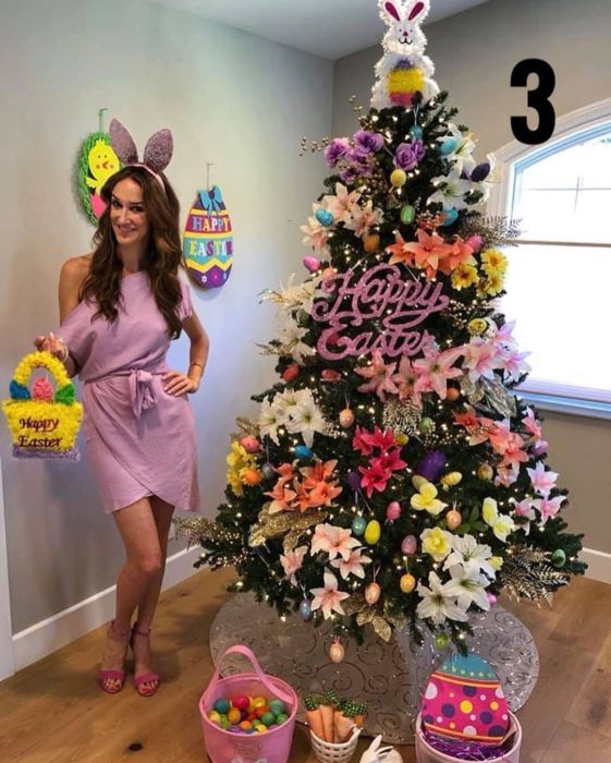 Nadia Colucci, chica junto a un árbol navideño decorado con motivo de Día de Pascua