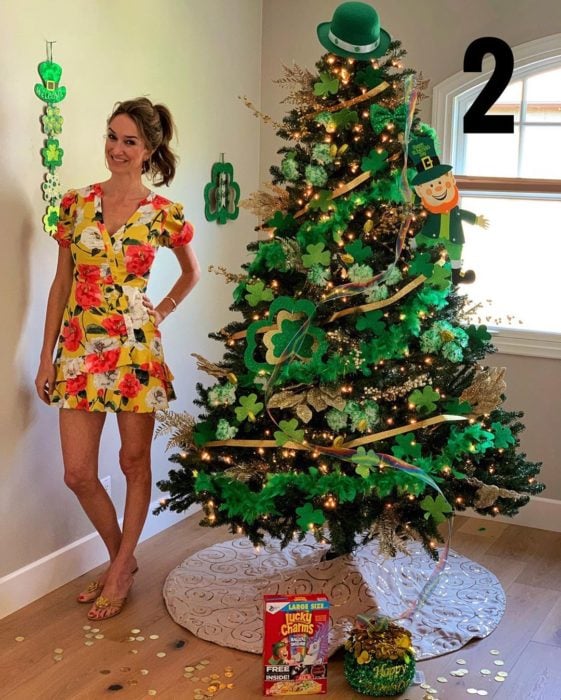 Nadia Colucci, chica junto a un árbol navideño decorado con motivo de celebración de día de buena suerte