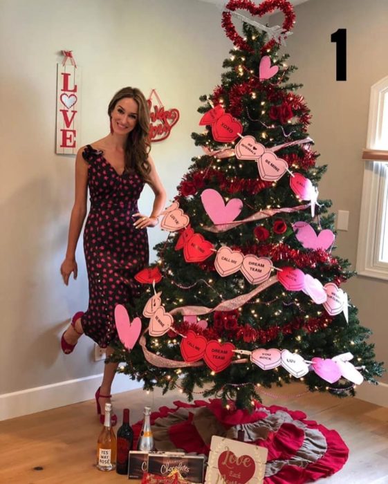 Nadia Colucci, chica junto a un árbol navideño decorado con motivo de San Valentín, 