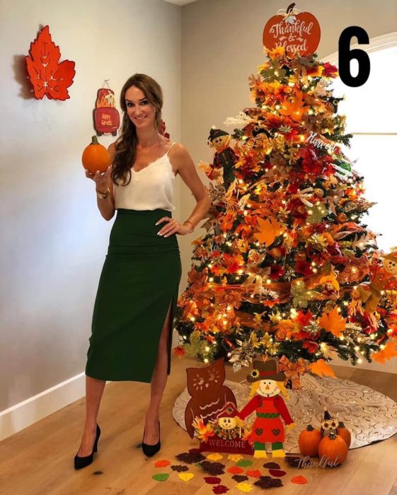 Nadia Colucci, chica junto a un árbol navideño decorado con motivo de Acción de gracias