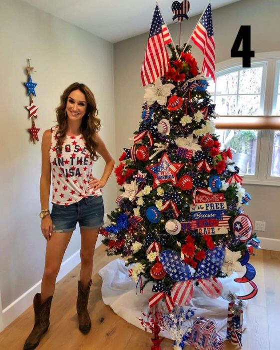 Nadia Colucci, chica junto a un árbol navideño decorado con motivo de Día de la Independencia