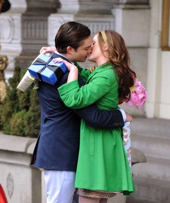 Escena de Gossip Girl cuando Blair y Chuck se besan y se entregan regalos