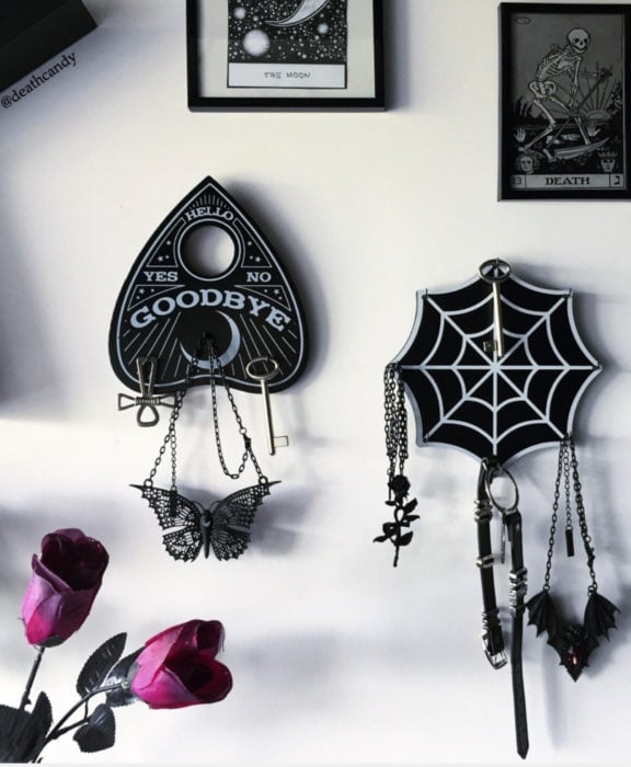 Decoración negra para tu casa; portallaves de puntero de ouija y telaraña