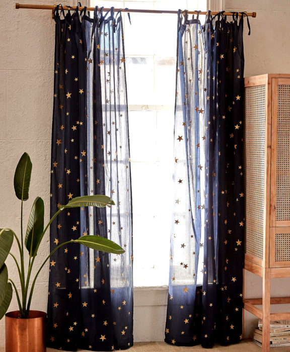 Decoración negra para tu casa; cortinas de estrellas