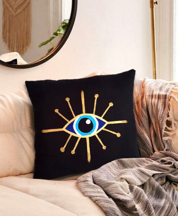 Decoración negra para tu casa; cojín de ojo