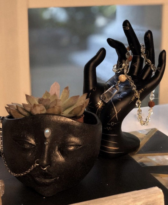 Decoración negra para tu casa; porta anillos de mano, maceta de rostro