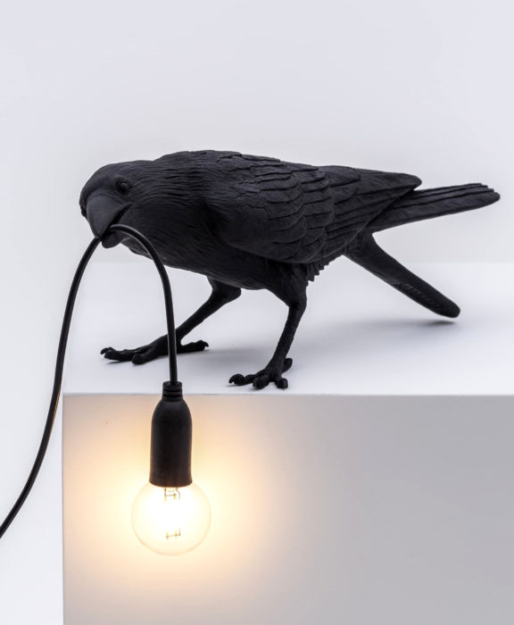 Decoración negra para tu casa; lámpara de cuervo