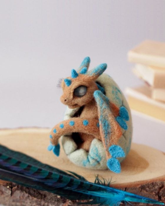 Dragón camel en su huevito blanco con detalles azul hecho a mano y desmontable