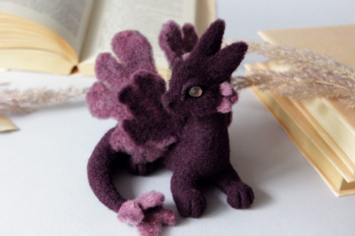 Dragón morado con detalles lilas hecho de fieltro