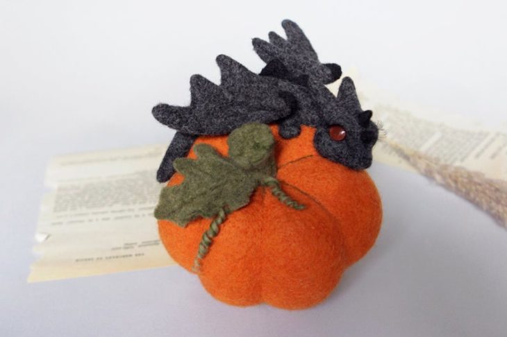 Dragón gris sobre una calabaza