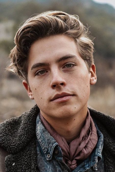 Cylan Sprouse posando para un foto casual en el campo al aire libre