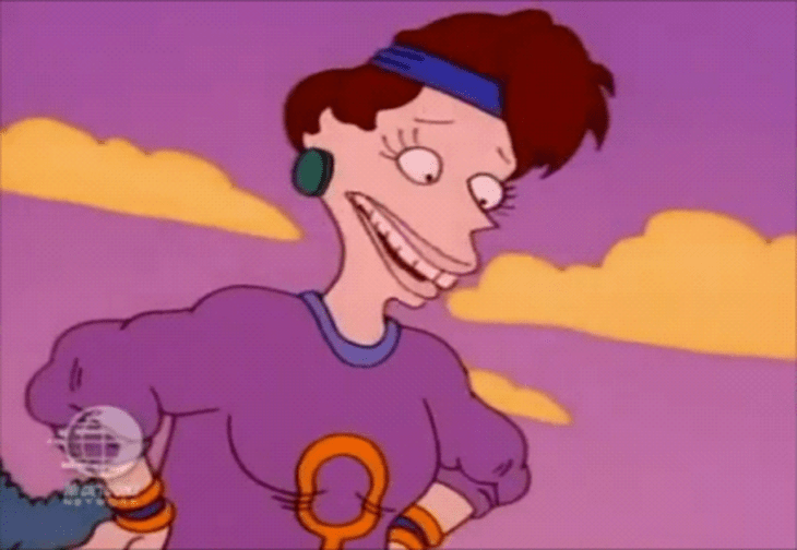 Betty DeVille con los brazos cruzados en escena de los Rugrats