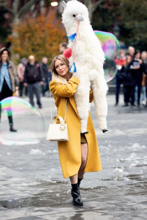 Hilary Duff cargando un peluche de Llama para la serie Lizzie McGuire