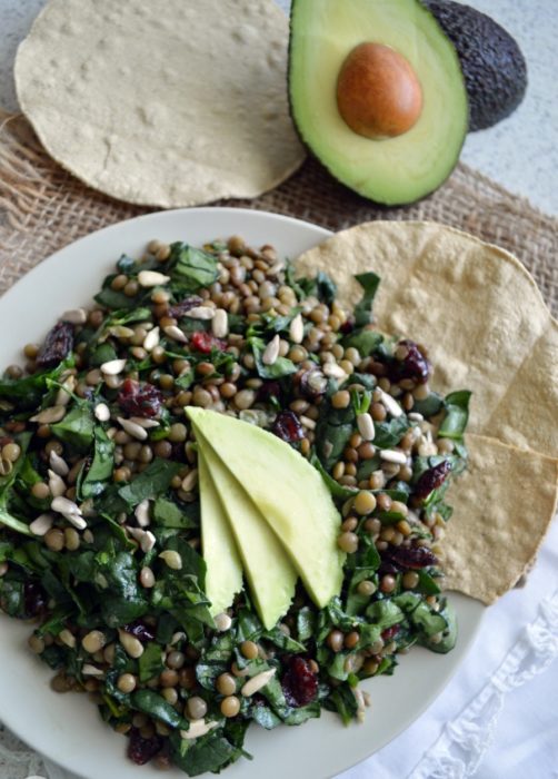 Plato de espinacas con lentejas y aguacate