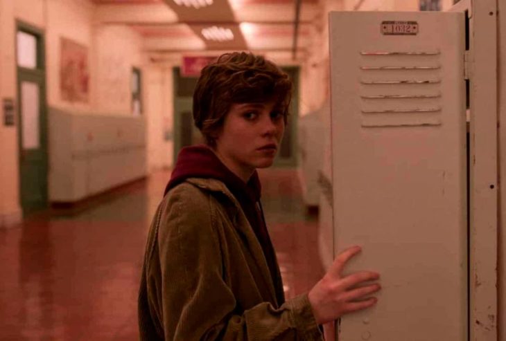 Sophia Lillis cerrando un casillero en la serie Esta mierda me supera