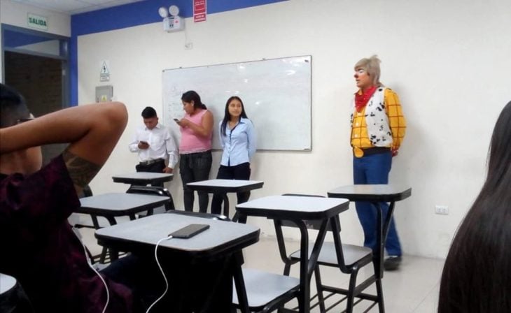 Chico disfrazada de payaso exponiendo en clase, Raúl Rivera