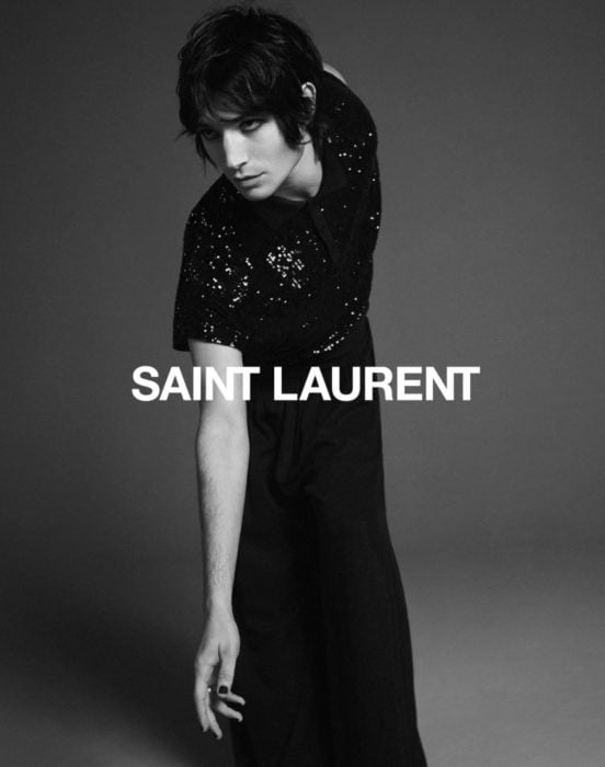 Ezra Miller en Saint Laurent, fotografías en blanco y negro, estilo andrógino, hombre con delineador de ojos y falda