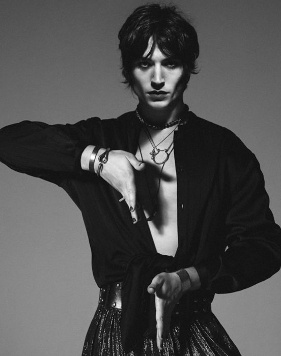 Ezra Miller en Saint Laurent, fotografías en blanco y negro, estilo andrógino, hombre con delineador de ojos y falda