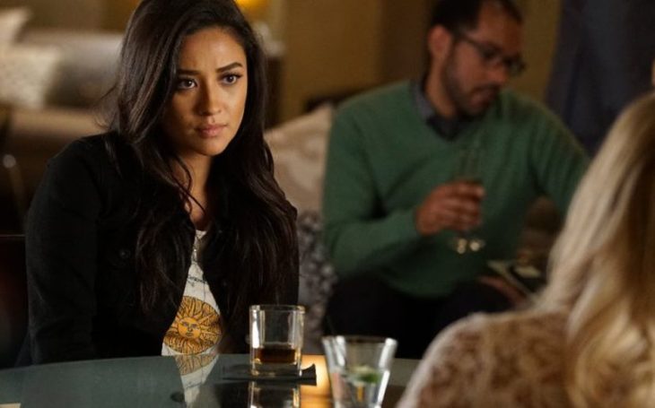 Shay Mitchell en Pretty Littles Liars sentada en un sofá 