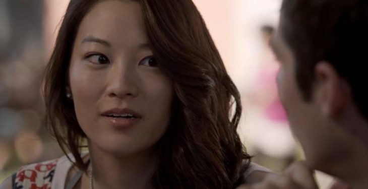 Arden Cho en Tenn Wolf mirando a un chico