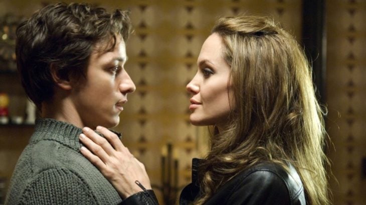 Angelina Jolie y James McAvoy en la película Se busca
