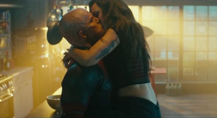 Ryan Reynolds y Morena Baccarin en una escena de beso para Deadpool