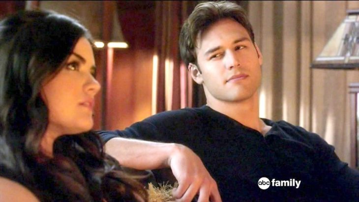 Ryan Guzman y Lucy Hale en una escena para Pretty Little Liars